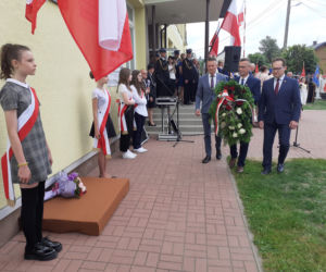Dąbrówka Stany, gmina Skórzec: nowym wozem strażackim, po nowej drodze, do nowej szkoły