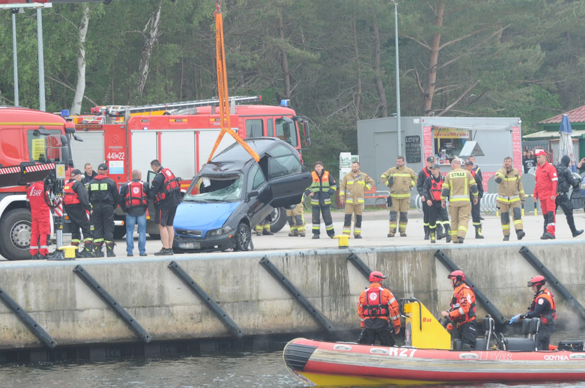 Auto w kanale portowym