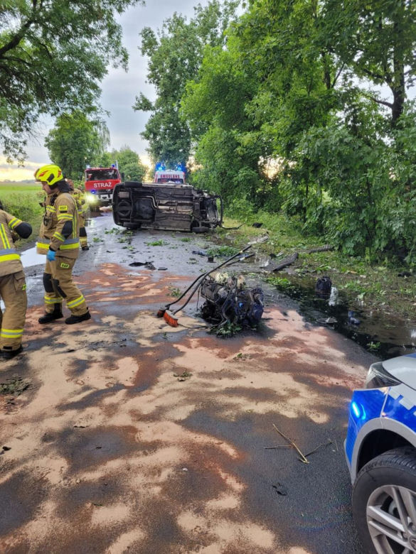 Potworny wypadek pod Wyszkowem. Rąbnął busem w drzewo. Z auta aż wypadł silnik!