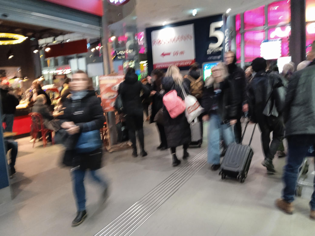 Tłumy ludzi na Dworcu Głównym w Poznaniu