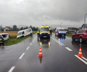 Łososina Dolna. Zderzenie dwóch dostawczaków. Ciężarówka chciała je minąć i skończyła w rowie