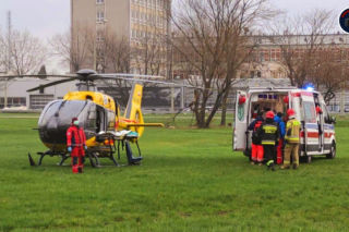 Mężczyzna wypadł z okna na trzecim piętrze! W akcji śmigłowiec LPR [GALERIA]