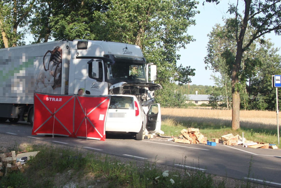 Potworny wypadek pod Siedlcami. 69-latka zmiażdżona przez tira. Wcześniej sprzedawała truskawki