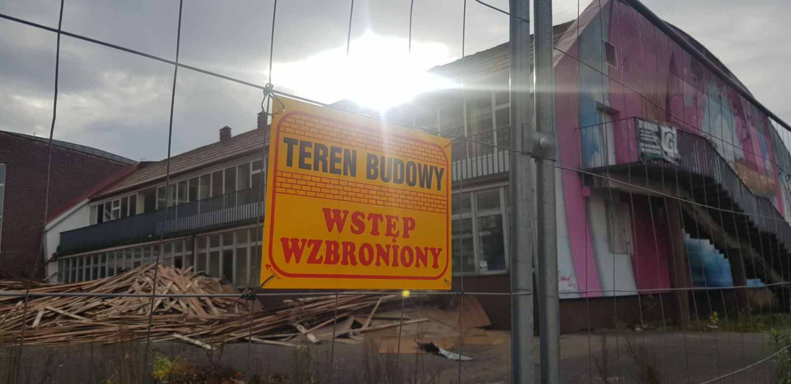Ruszyła rozbiórka basenu przy Głowackiego