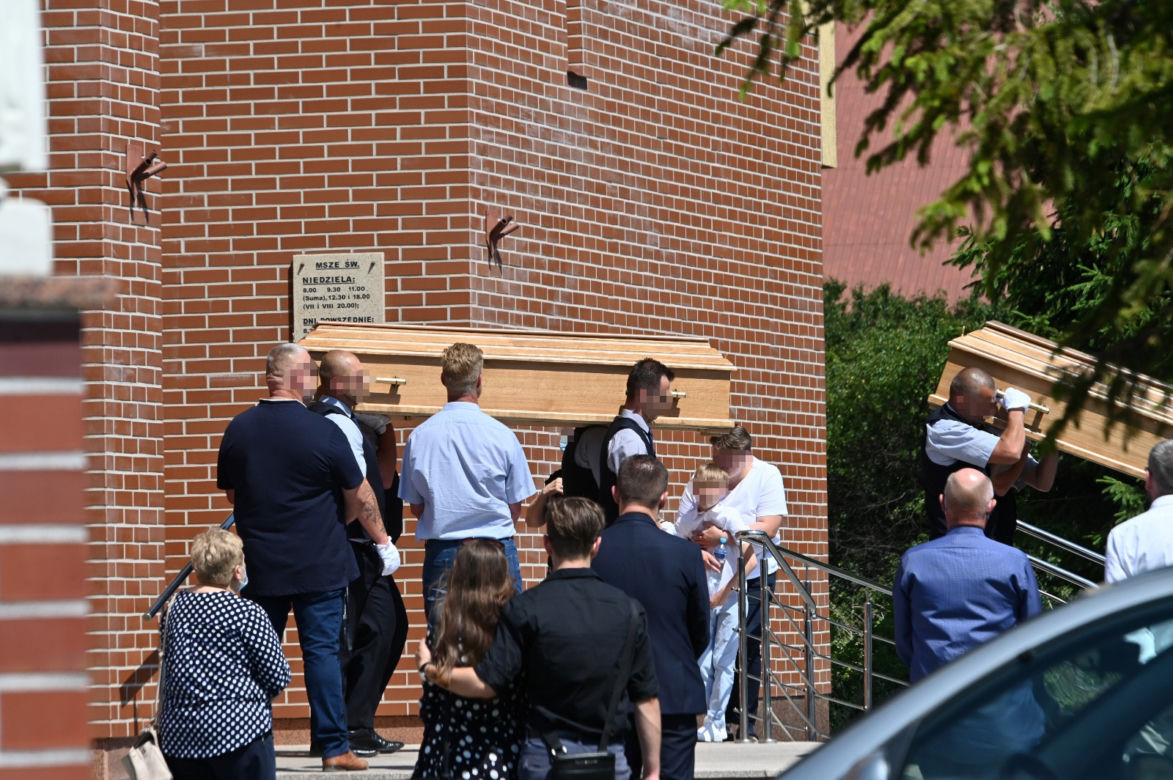 Pomorskie: MAKABRA na drodze. ZGINĘLI ojciec, córka i babcia. Pogrzeb rodziny z Liniewa [ZDJĘCIA]