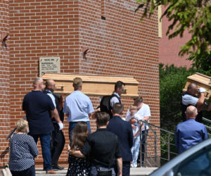 Pomorskie: MAKABRA na drodze. ZGINĘLI ojciec, córka i babcia. Pogrzeb rodziny z Liniewa [ZDJĘCIA]