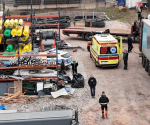 Potworny wypadek. Pracownik przygnieciony przez okno. Jego serce się zatrzymało