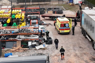 Potworny wypadek. Pracownik przygnieciony przez okno. Jego serce się zatrzymało