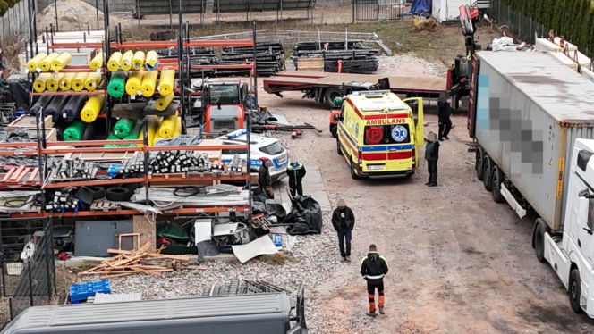 Potworny wypadek. Pracownik przygnieciony przez okno. Jego serce się zatrzymało