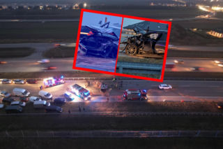 Bmw wbiło się w volvo. Zmiażdżone wraki blokują drogę