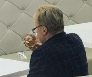 Daniel Olbrychski z żoną na Sushi, ona je on pije