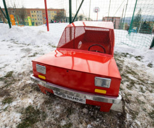 Śląskie: Pojemnik na nakrętki w kształcie malucha robi furorę. Oto niezwykły fiat 126p [ZDJĘCIA]