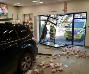 63-latka staranowała szybę i wjechała do sklepu