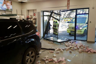 63-latka staranowała szybę i wjechała do sklepu