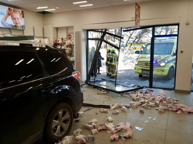 63-latka staranowała szybę i wjechała do sklepu