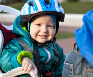 Uniknij przeziębienia na wycieczce rowerowej. Tak ubierz dziecko do fotelika