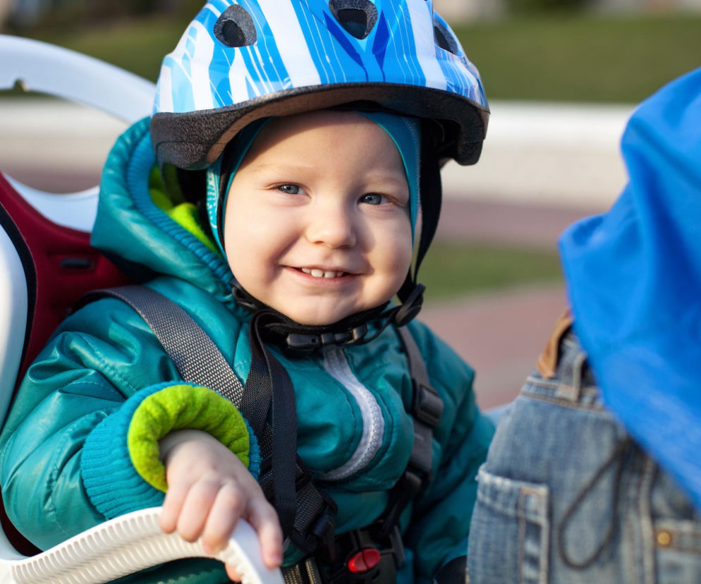 Uniknij przeziębienia na wycieczce rowerowej. Tak ubierz dziecko do fotelika