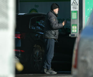 Robert Więckiewicz myje samochód