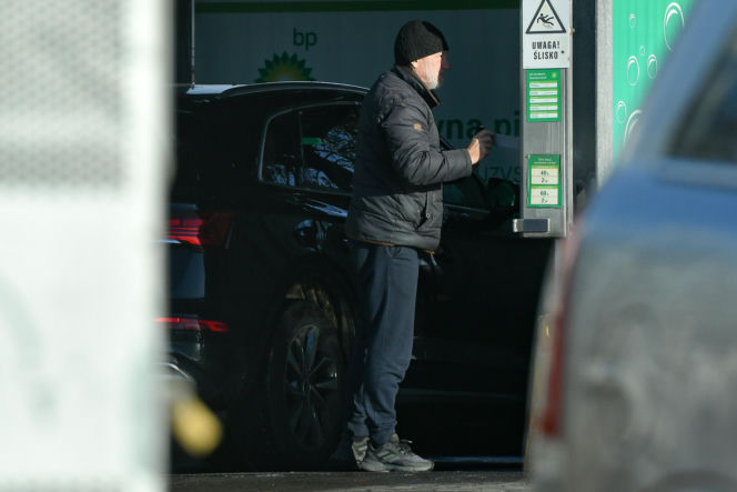 Robert Więckiewicz myje samochód