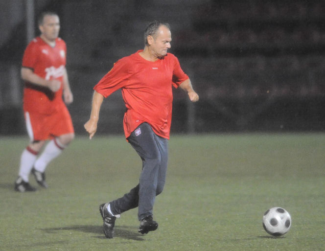 Donald Tusk gra w piłkę