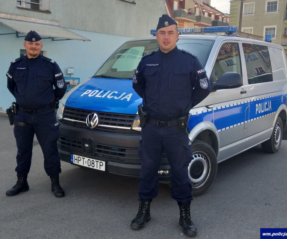 Kętrzyn. Policjanci ewakuowali 20 osób z płonącego budynku