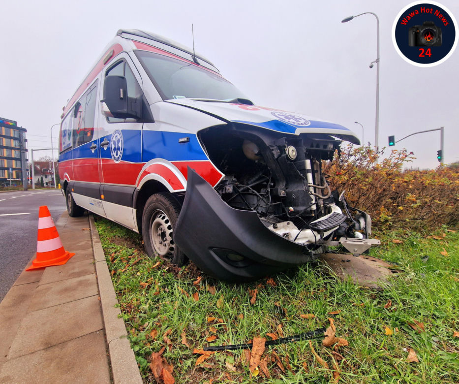 Zderzenie karetki z osobowym nissanem na Mokotowie. Dwie osoby ranne 