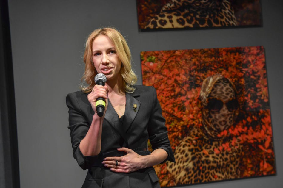 Małgorzata Rozenek pozuje z młodym przystojniakiem na imprezie charytatywnej Omeny Mensah