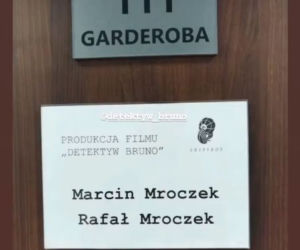 M jak miłość: drzwi do garderoby Marcina i Rafała Mroczków na planie filmu Detektyw Bruno