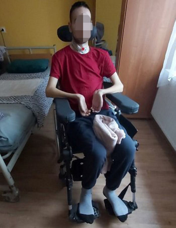 Adrian był żołnierzem, teraz jest przykuty do łóżka. Jeden dzień zmienił jego życie w nieustanną walkę. Rodzina wydała na to wszystkie pieniądze [ZDJĘCIA]