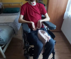 Adrian był żołnierzem, teraz jest przykuty do łóżka. Jeden dzień zmienił jego życie w nieustanną walkę. Rodzina wydała na to wszystkie pieniądze [ZDJĘCIA]