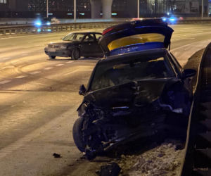 Cztery auta rozbite, sprawca zwiał. W akcji psy tropiące