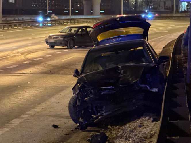 Cztery auta rozbite, sprawca zwiał. W akcji psy tropiące