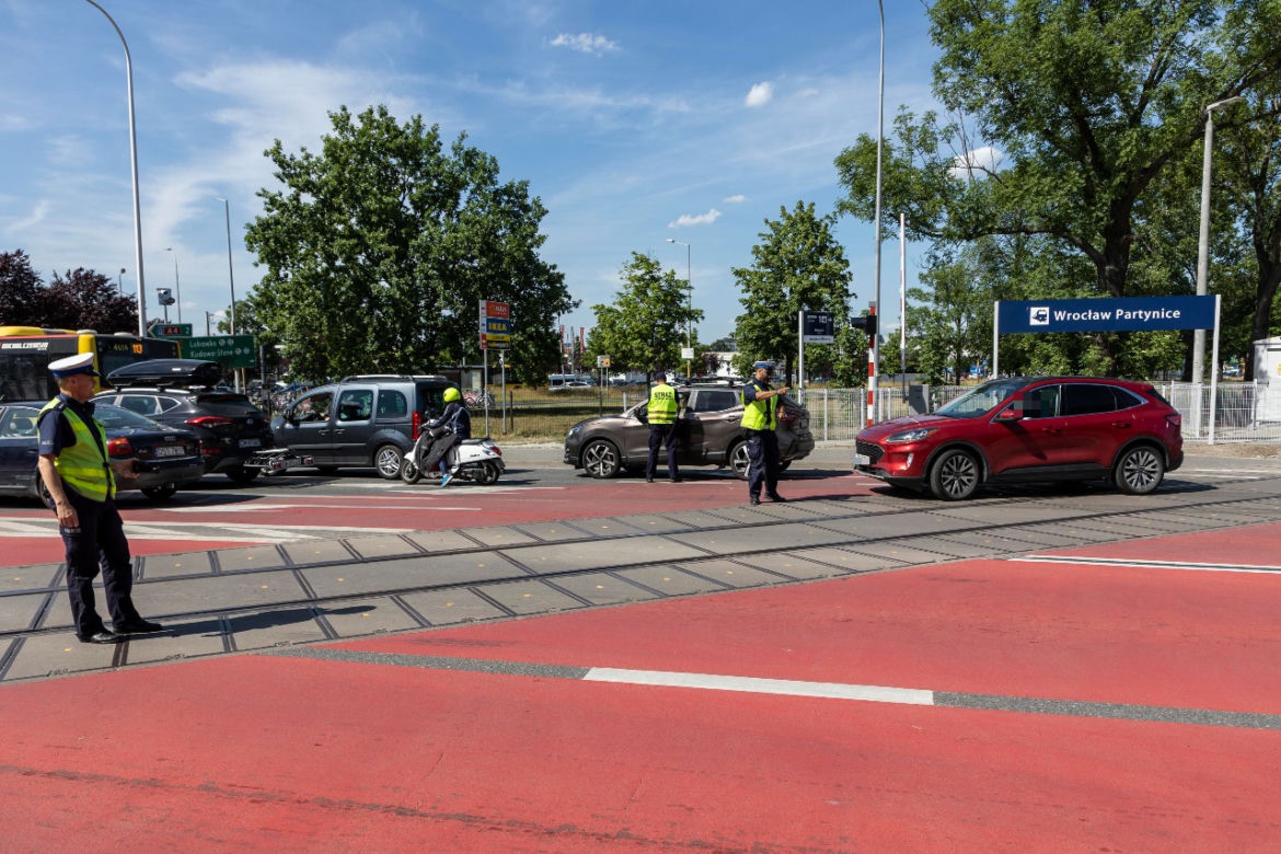 Nowe rogatki paraliżują ruch na południu Wrocławia. Kierowcy sami sobie winni?