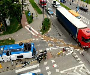 Autobus runął na jezdnię w Konstancinie