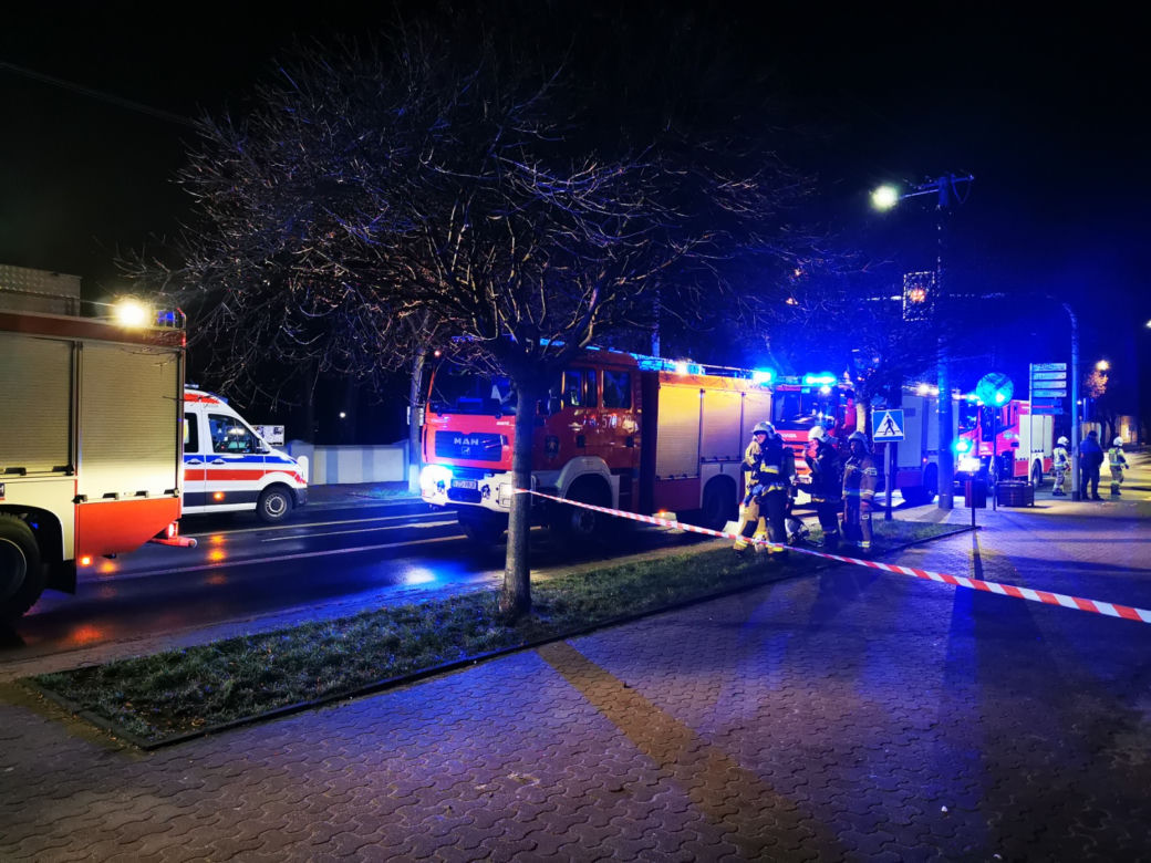 Makabryczny pożar w Zduńskiej Woli! Dwie osoby nie żyją, kolejnych pięć zabrały karetki [ZDJĘCIA].
