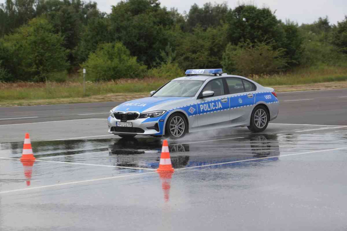 Policjanci przechodzą szkolenia z jazdy oznakowanymi BMW serii 3