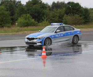 Policjanci przechodzą szkolenia z jazdy oznakowanymi BMW serii 3