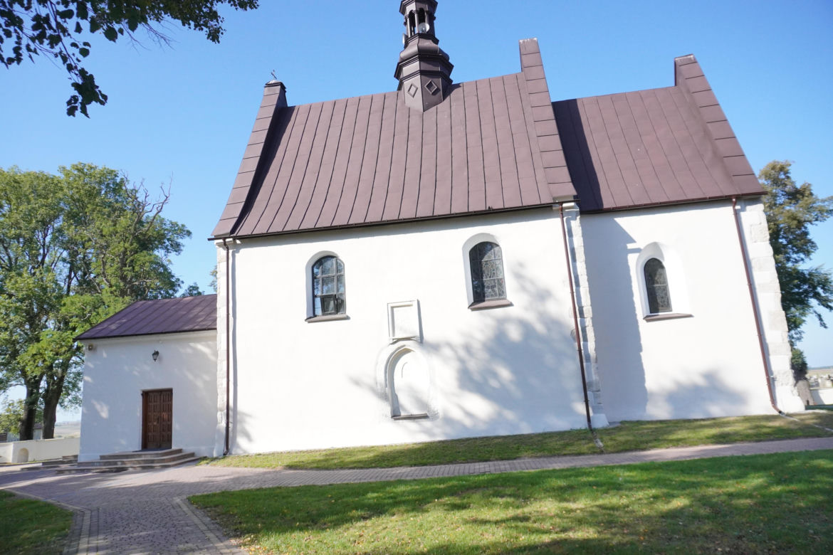 Ta mała wieś skrywa niezwykłą historię. Świątynia stoi tu od 1362 roku