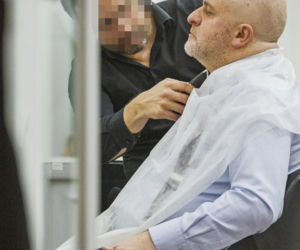 Paweł Kowal u fryzjera