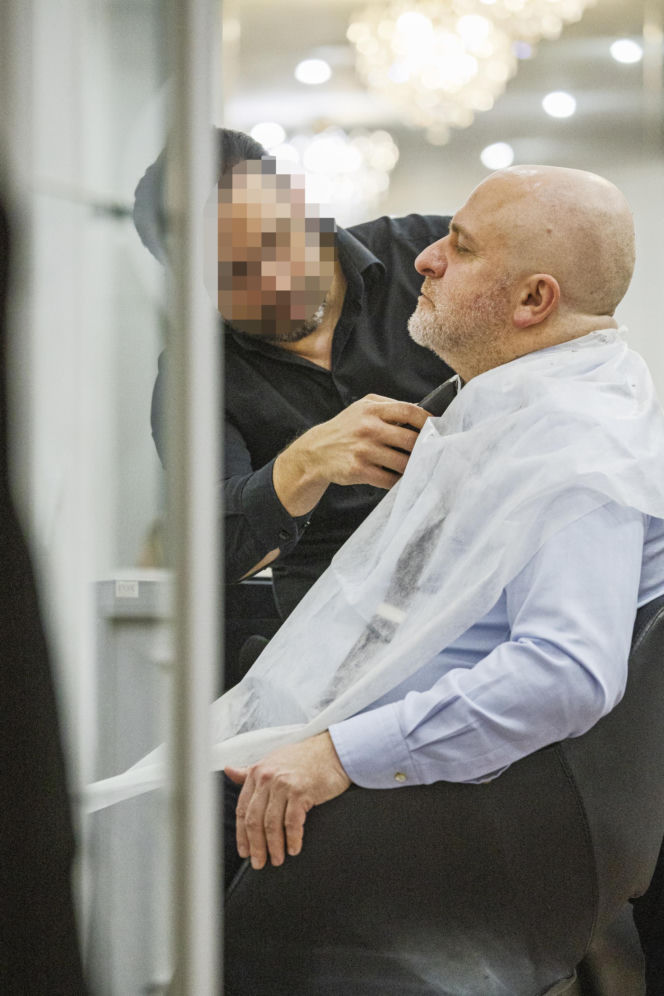 Paweł Kowal u fryzjera