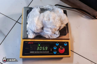 Akcja CBŚP jak z filmów! Wielkie pieniądze, broń, zegarki i narkotyki, które odurzyłyby pół Polski