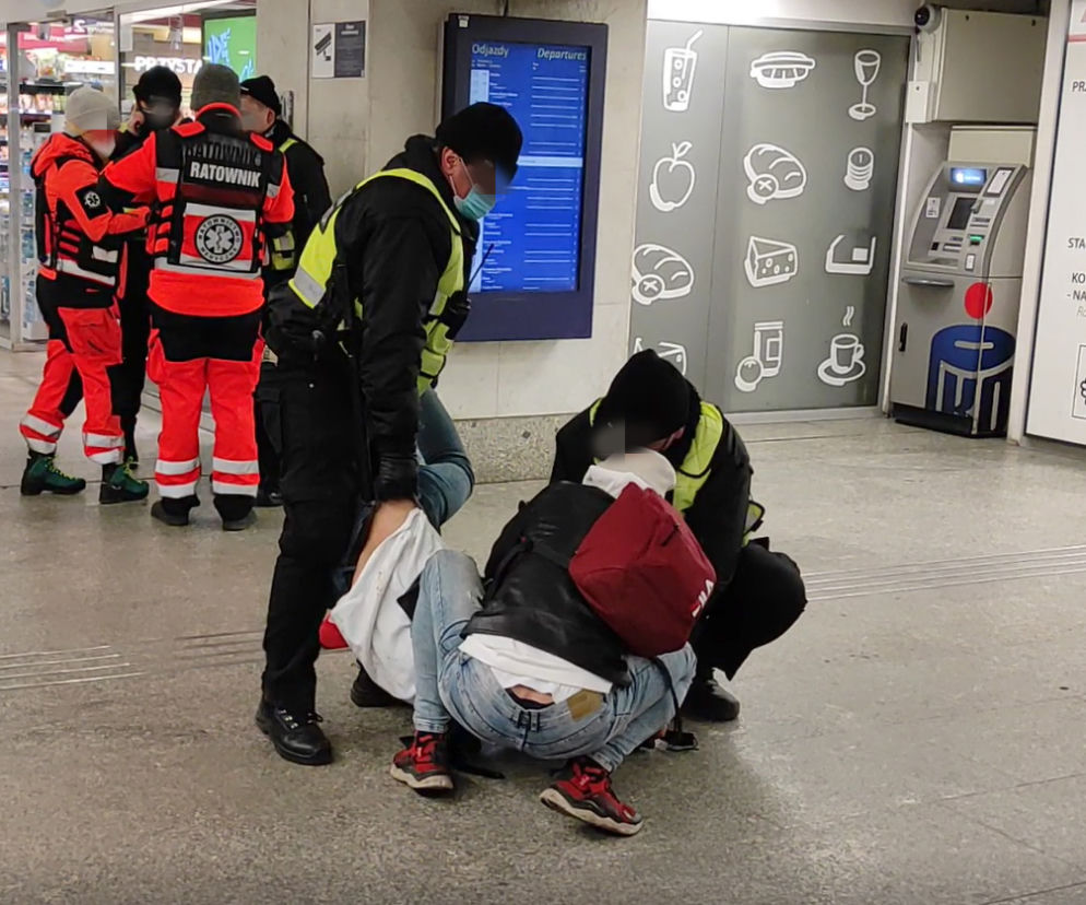Warszawa. Bestialska interwencja ochrony na oczach policji [WIDEO]
