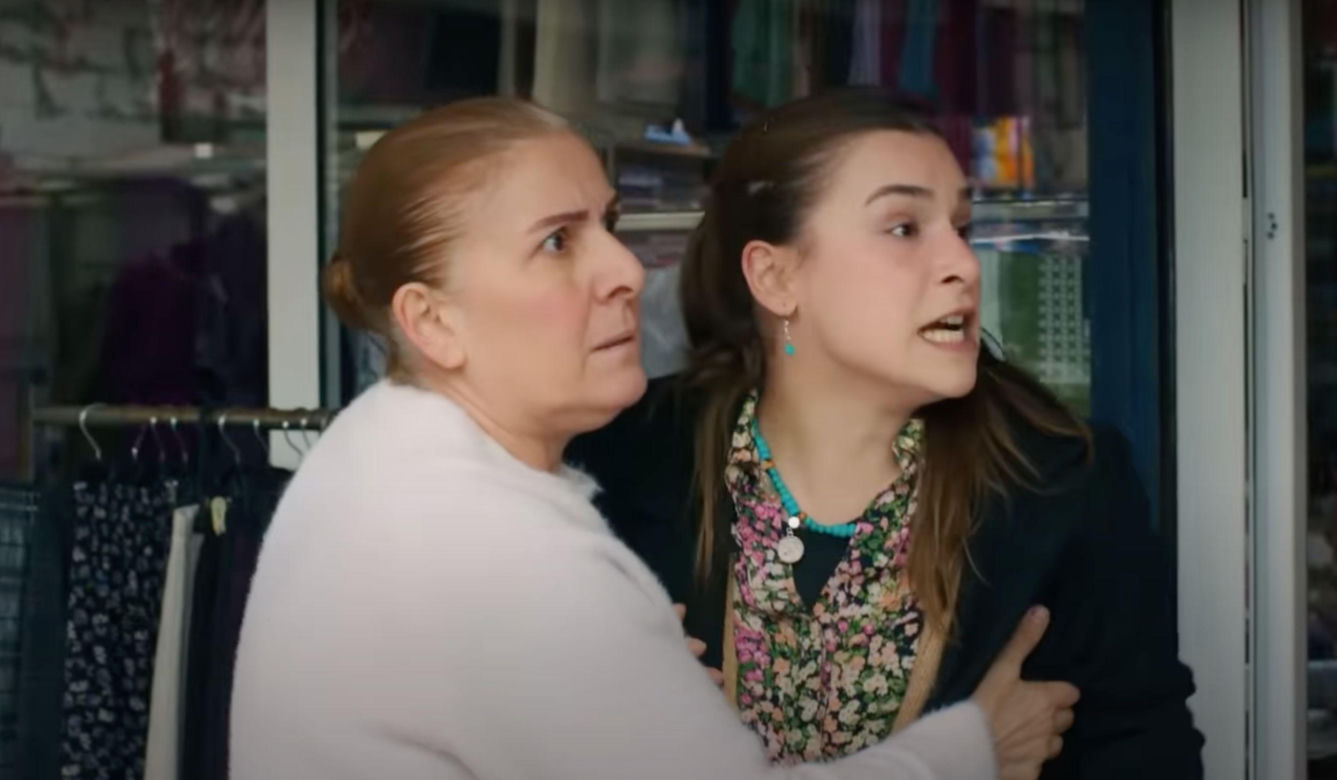 Ege oświadczy się Melis i pomoże Bulentowi, który wda się w bójkę.