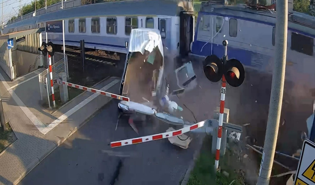 Dostawczak wjechał pod pociąg! Ogromne utrudnienia na kolei