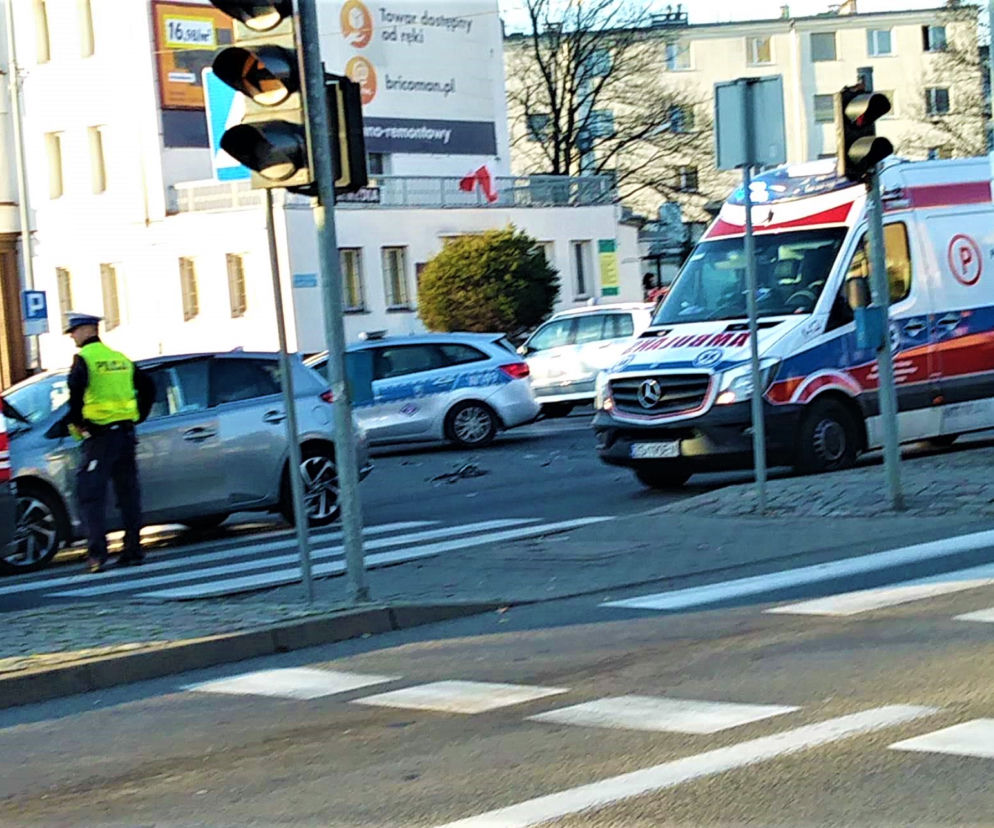 Zderzenie samochodów na skrzyżowaniu al. Boh. Warszawy i Ku Słońcu