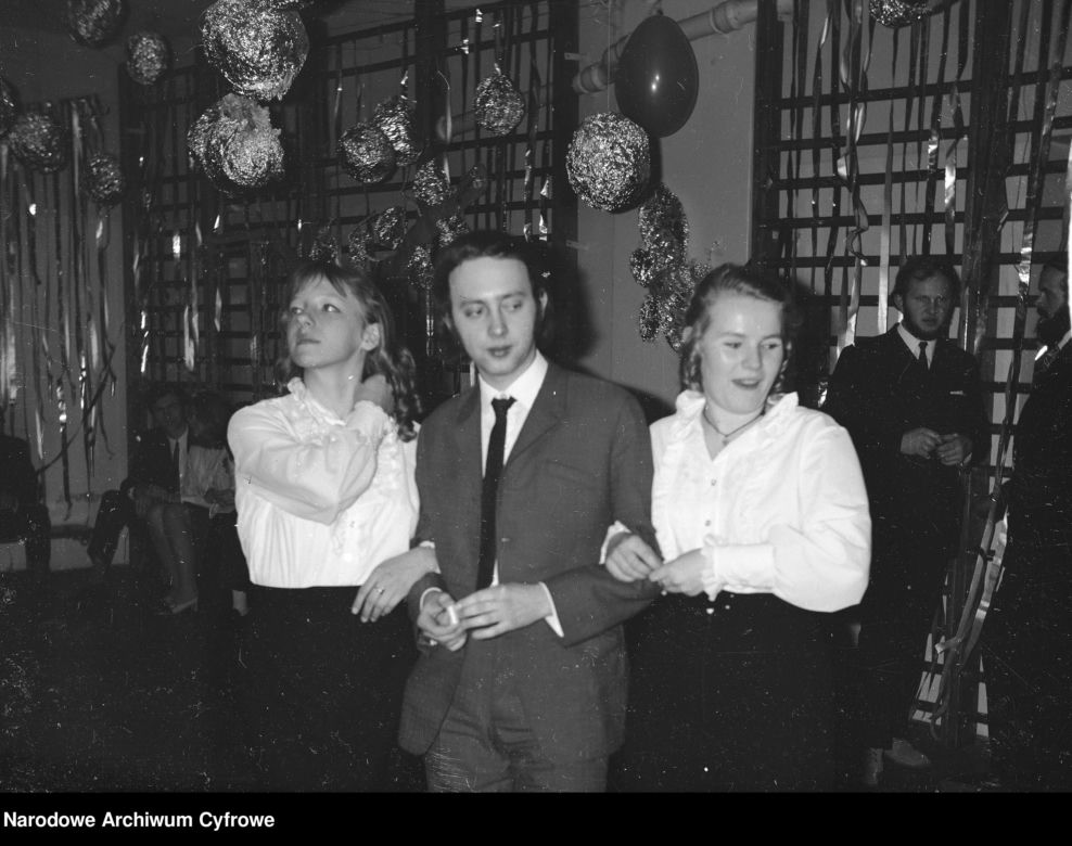 Studniówka w PRL. Zobacz, jak się kiedyś bawili!