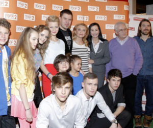 RODZINKA PL. Natalia (Małgorzata Kożuchowska), Ludwik (Tomasz Karolak), Tomek (Maciej Musiał), Kuba (Adam Zdrójkowski), Kacper (Mateusz Pawłowski), Agata (Wiktoria Gąsiewska), Zosia (Emilia Dankwa)  