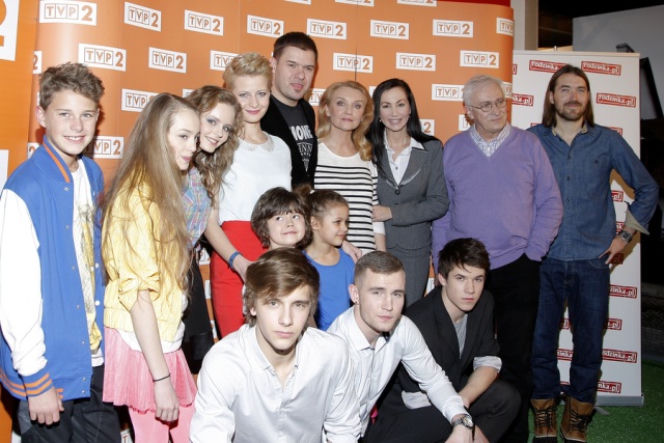 RODZINKA PL. Natalia (Małgorzata Kożuchowska), Ludwik (Tomasz Karolak), Tomek (Maciej Musiał), Kuba (Adam Zdrójkowski), Kacper (Mateusz Pawłowski), Agata (Wiktoria Gąsiewska), Zosia (Emilia Dankwa)  