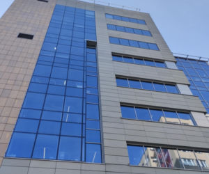 W budynku, w którym mieści się Biedronka znajduje się również siedziba firmy Jerónimo Martins, właściciela sieci dyskontów