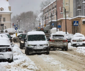 Ostróda w centrum śnieżycy. Burmistrz nocą ratował ludzi. Kierowcy nocowali w urzędzie